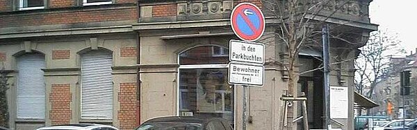 Das Bild zeigt ein falsch geparktes Auto. Tatbestand: Parken auf Bewohnerparkplätzen