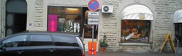 Das Bild zeigt ein falsch geparktes Auto. Tatbestand: Parken in eingeschränkten Haltverboten mit Zusatz „Ladezone“