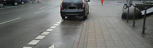 Das Bild zeigt ein falsch geparktes Auto. Tatbestand: Parken auf Radwegen