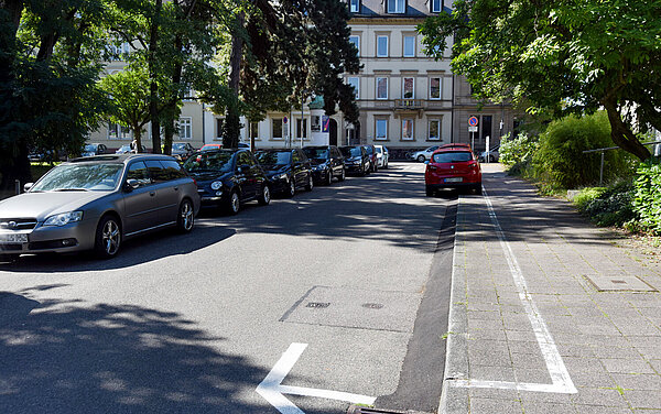 Das Bild zeigt eine Bewohnerparkzone in Karlsruhe.