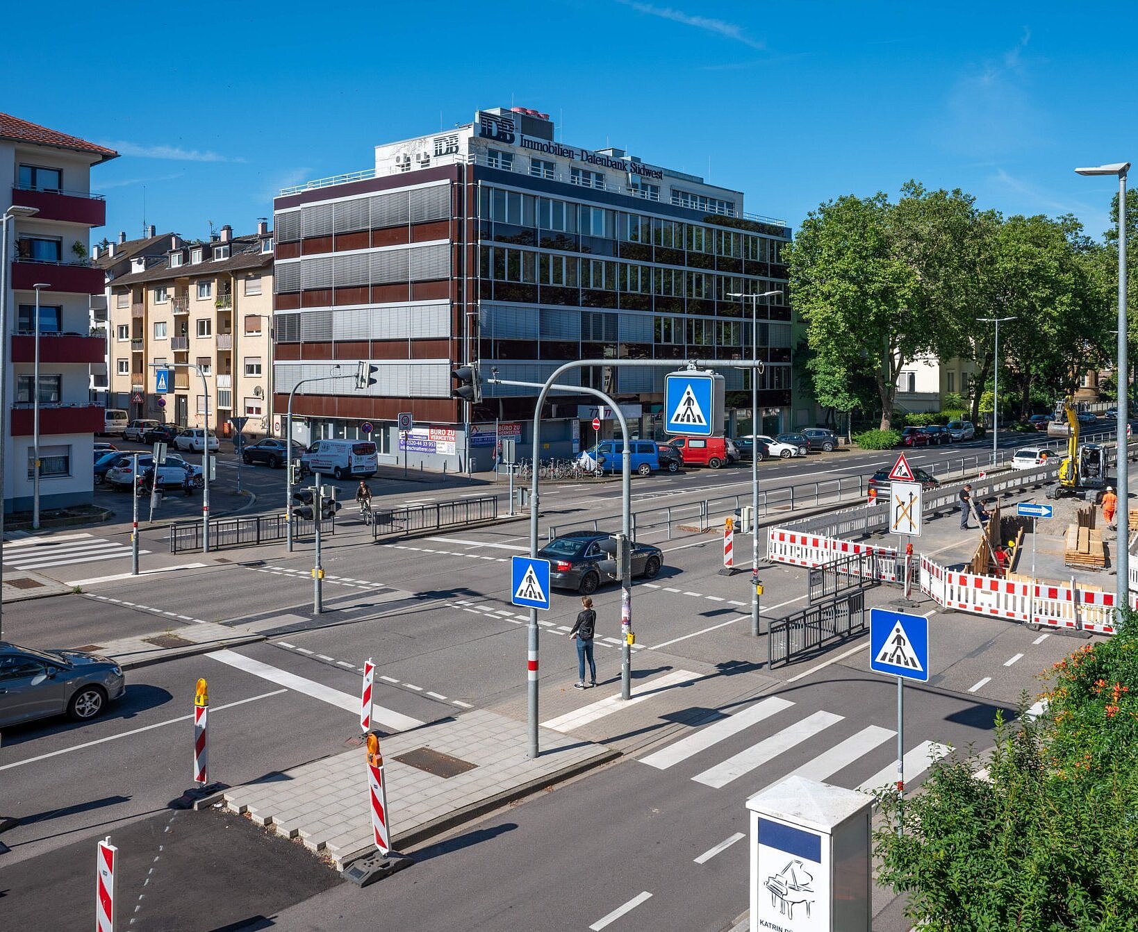 Querung der Kriegsstraße in Höhe Hirschstraße