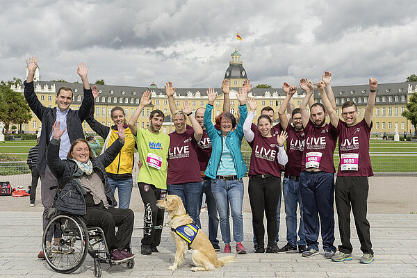 Das Bild zeigt Teilnehmende des Inklusionslaufs beim Atruvia Baden-Marathons am 18. September.