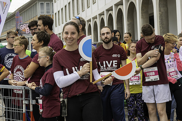 Das Bild zeigt Teilnehmende des Inklusionslaufs beim Atruvia Baden-Marathons am 18. September.