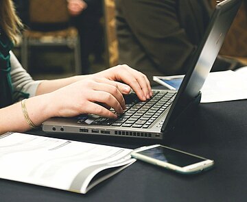 Frau arbeitet am Laptop