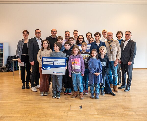 Karlsruher Gewinnerschulen mit Vertretern der Wirtschaftsstiftung Südwest