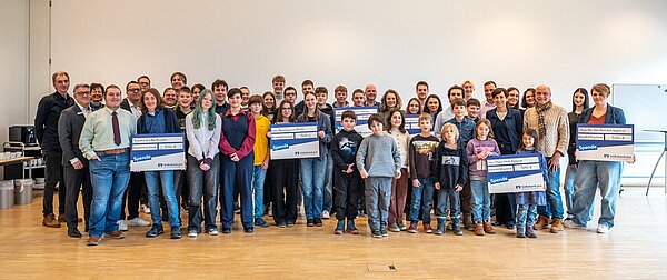 Gewinnerschulen mit Vertretern der Wirtschaftsstiftung Südwest