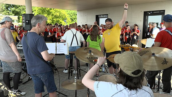 Die Band Dickes Blech macht auf dem Turmberg Stimmung