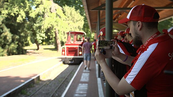 Schweizer Delegation der Special Olympics 2023 wartet auf die Schlossgartenbahn