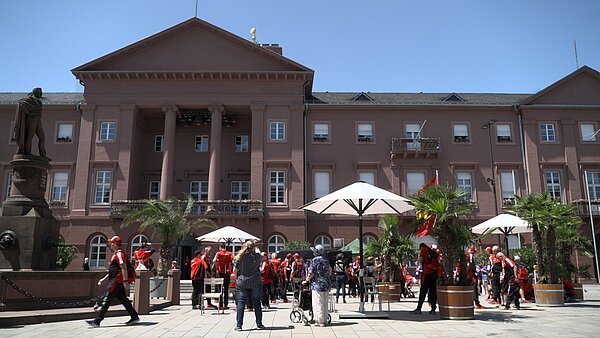 Die Schweizer Delegation bekommt eine Stadtführung