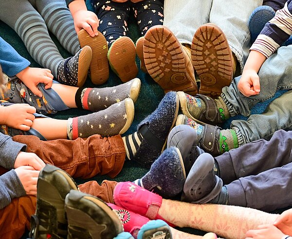 Kinderfüße bilden Kreis