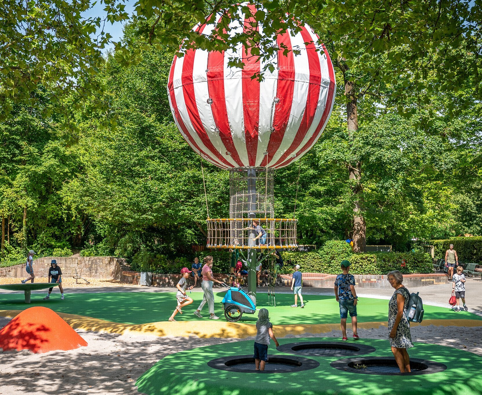 Spielende Kinder auf dem Zentralspielplatz im Zoologischen Stadtgarten