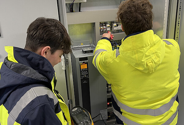 Zwei junge Männer am Schaltkasten