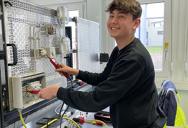Junger Mann am Schaltkreis