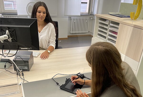 Junge Dame am Schalter im Bürgerbüro