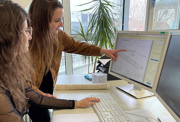 Zwei junge Frauen vor einem Bildschirm