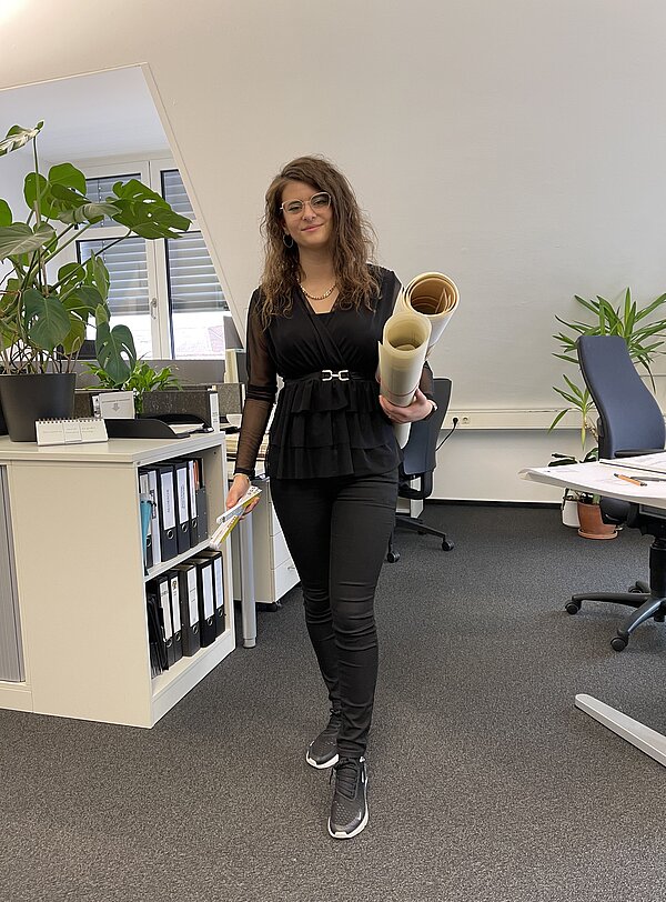 Junge Frau mit Plänen und Zollstock