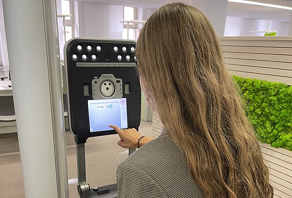 Junge Dame am Selfterminal