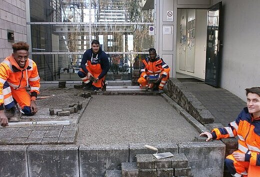 Junge Männer beim Straße pflastern 