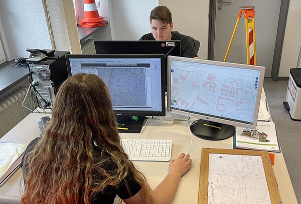 Vermessungstechniker im Büro