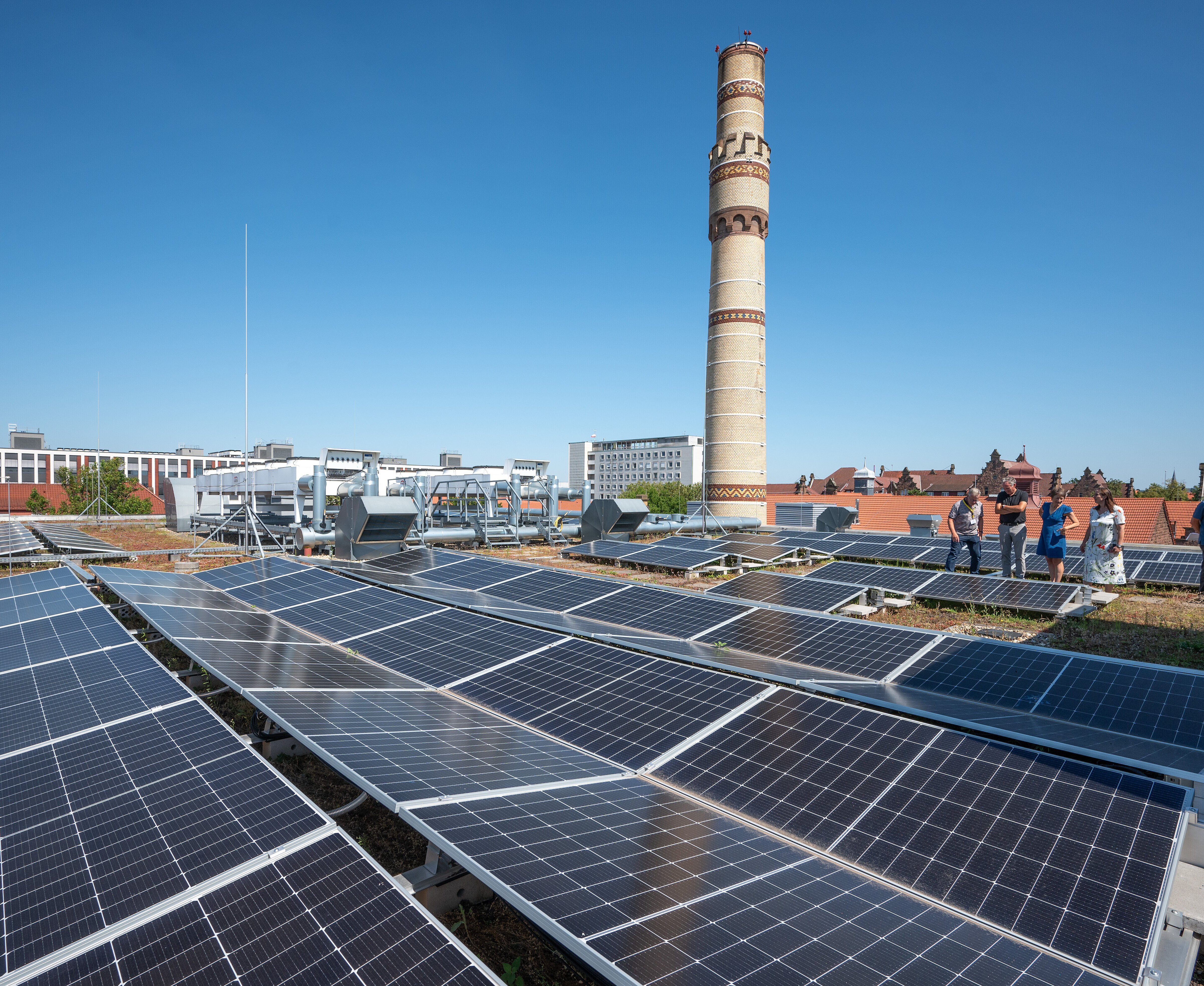 Photovoltaik-Module auf dem Klinikdach von Haus I