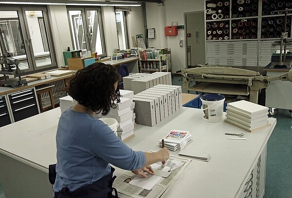 Buchbinderin in Werkstatt