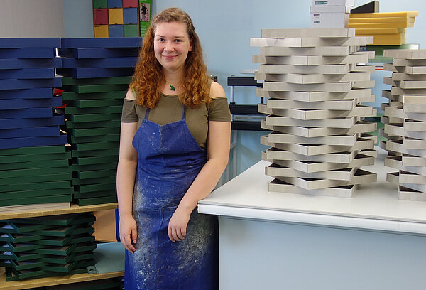 Buchbinderin in Werkstatt