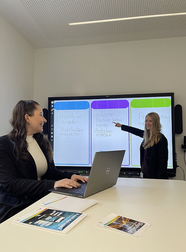 Zwei Junge Damen arbeiten am Kanban Board