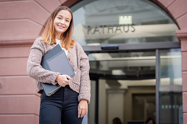 Junge Frau vor Rathaus