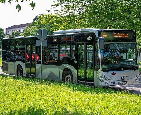 Ein Schulbus fährt durch Karlsruhe.