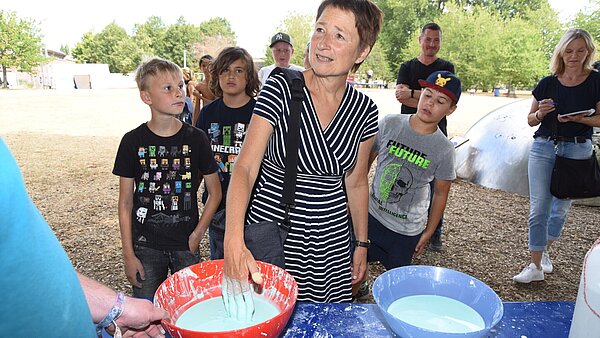 Beim Feriencamp können Kinder experimentieren, malen, musizieren und sich austoben. Hier stellen die Kinder nichtnewtonsche Flüssigkeit her.