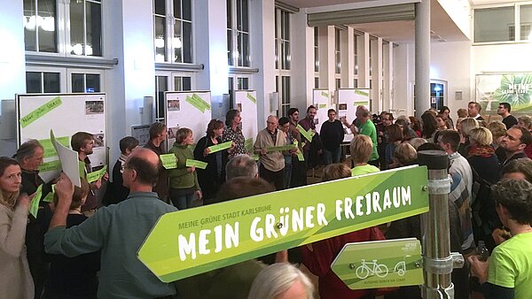 ersonen vor Stellwänden, die Ihre Ergebnisse präsentieren