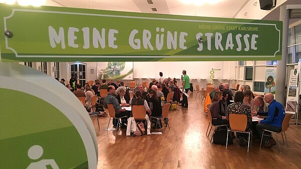 Personen, die an Gruppentischen zusammen arbeiten