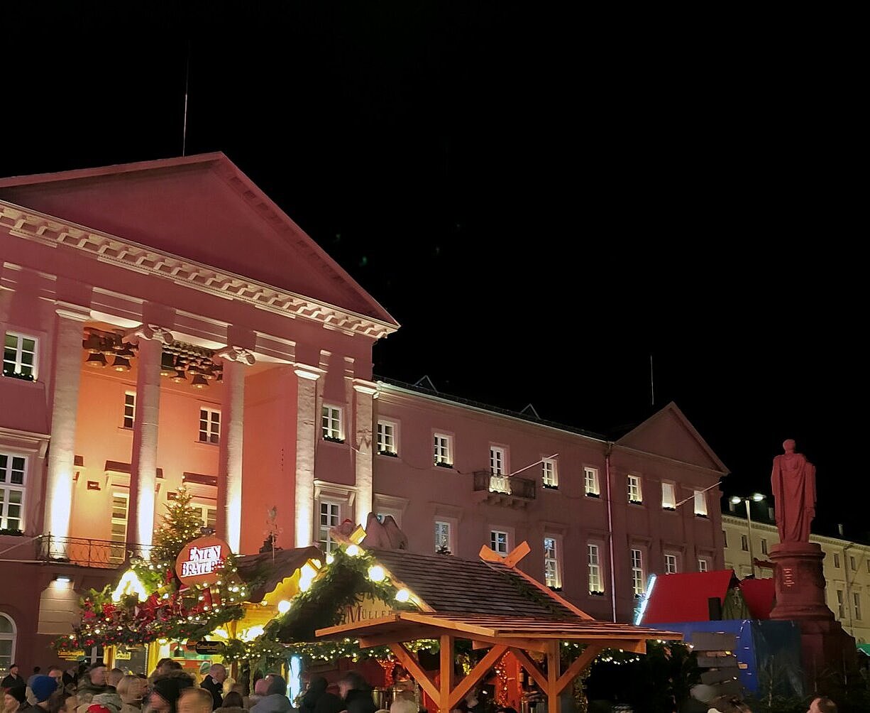 Der beleuchtete Christkindlesmarkt vor dem Karlsruher Rathaus.