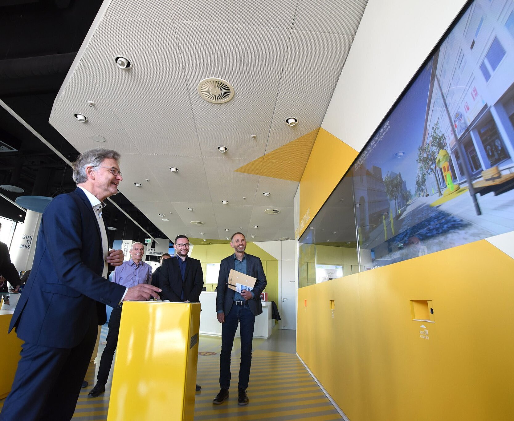 In der Tourist-Information Karlsruhe kann die neugestaltete Kaiserstraße in einem 3D-Modell interaktiv erkundet werden.