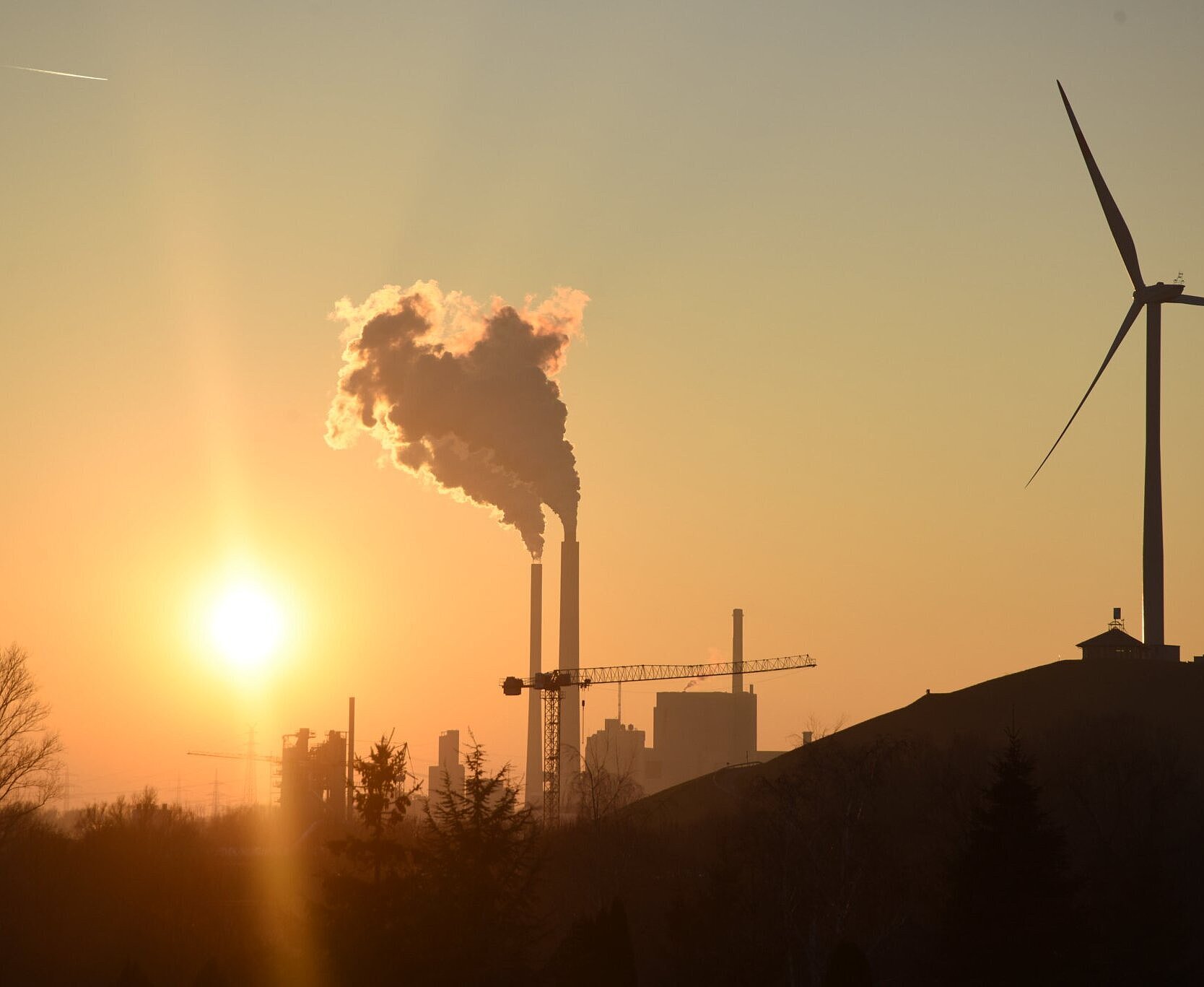 Rauchende Schornsteine des Kohlekraftwerks im Karlsruher Rheinhafen