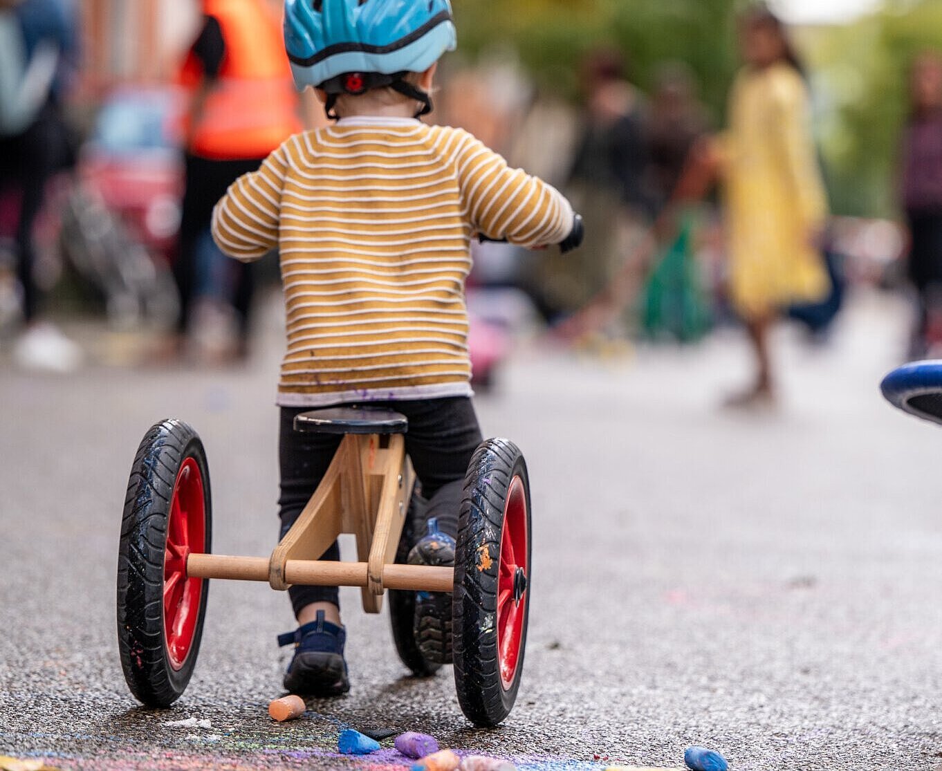 Kind fährt auf einem Dreirad