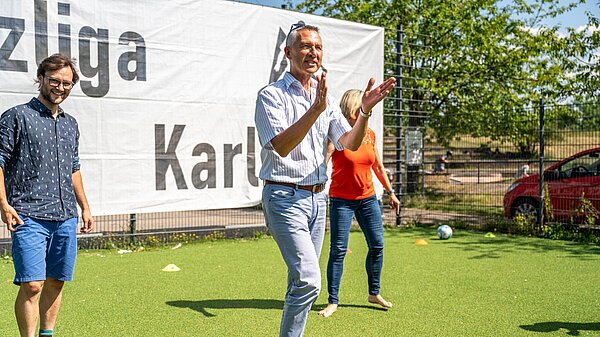 Bürgermeister Martin Lenz applaudiert für die Organisation derBolzplatzliga 2023