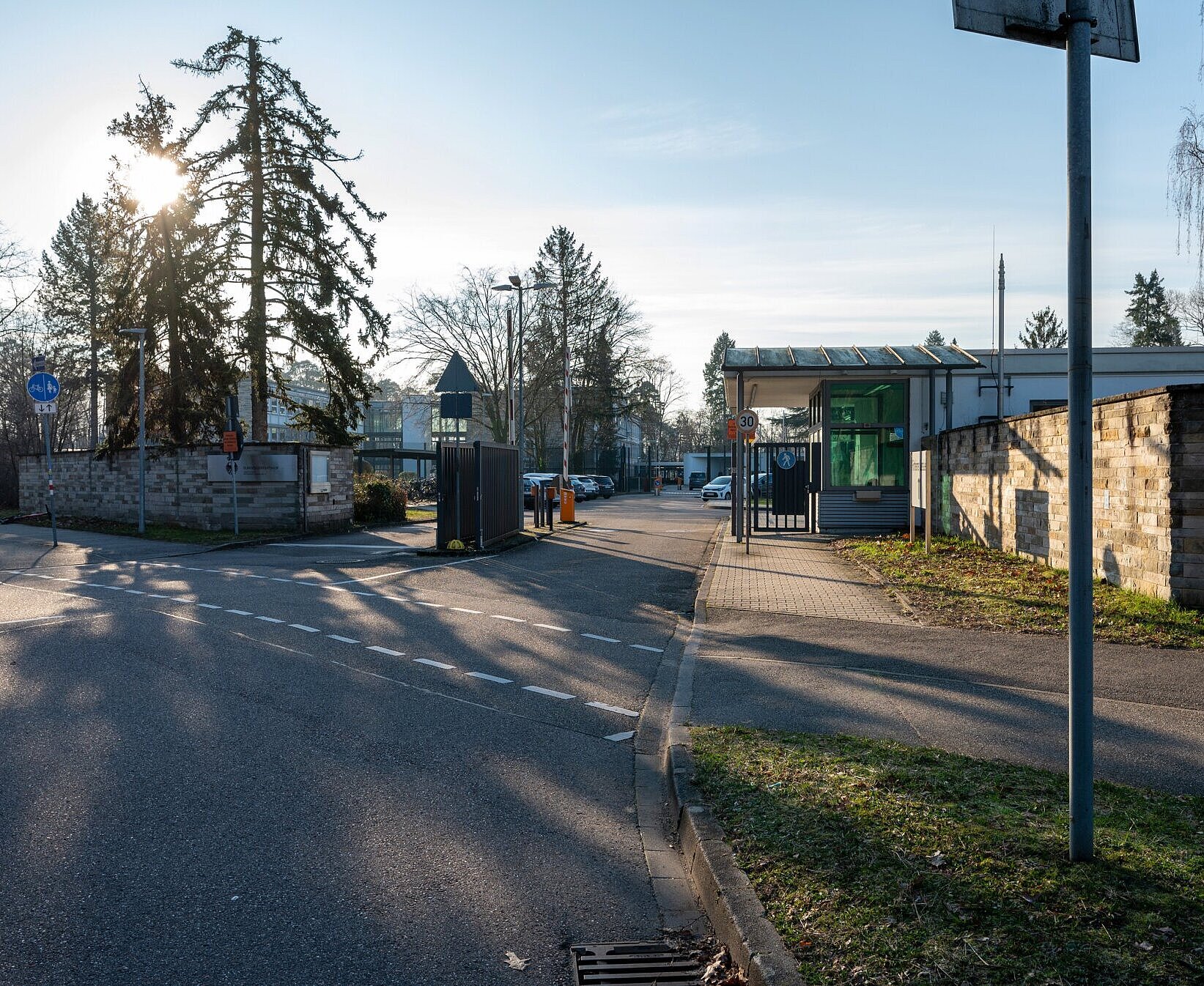 Außenansicht des Geländes der General-Kammhuber-Kaserne von der Straße aus