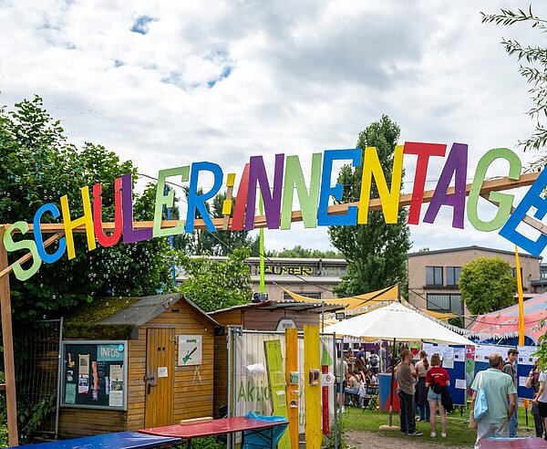 Buntes Schild der Schüler*innentage 2024