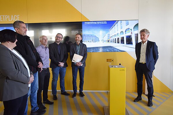 In der Tourist-Information Karlsruhe kann die neugestaltete Kaiserstraße in einem 3D-Modell interaktiv erkundet werden.