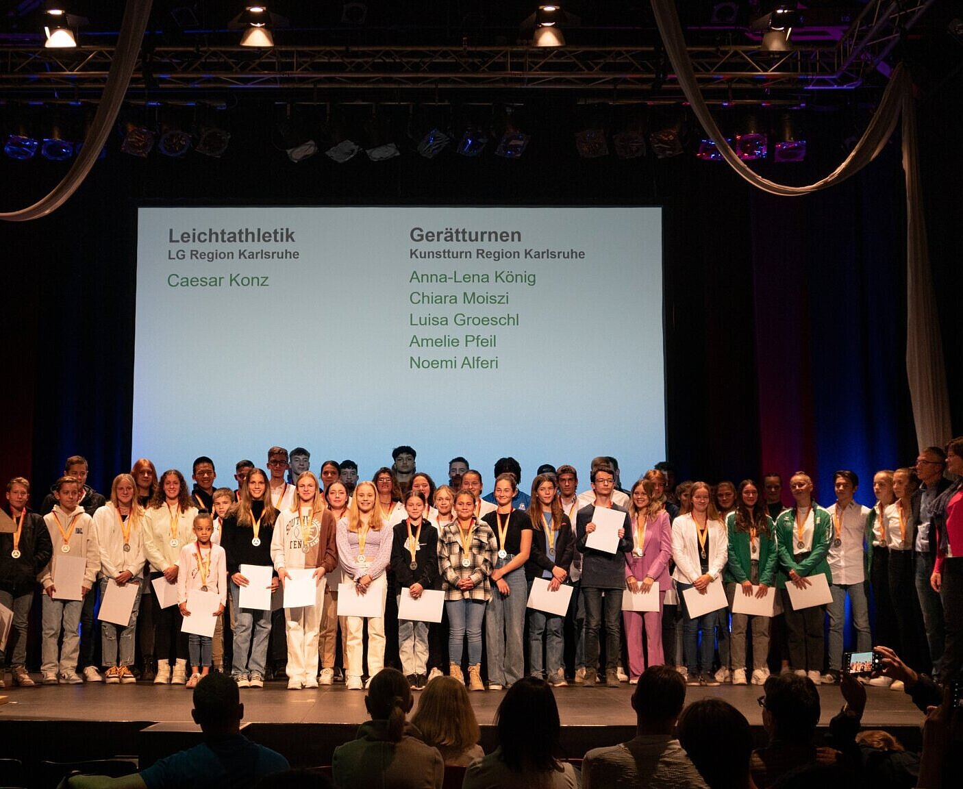 Herausragendes geleistet: Die jungen Karlsruher Sportlerinnen und Sportler freuen sich über die Ehrung durch Bürgermeister Martin Lenz und Silke Hinken vom Schul-und Sportamt (rechts).