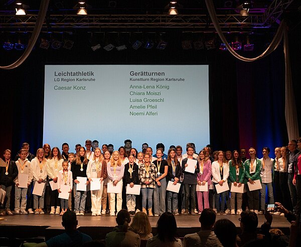 Herausragendes geleistet: Die jungen Karlsruher Sportlerinnen und Sportler freuen sich über die Ehrung durch Bürgermeister Martin Lenz und Silke Hinken vom Schul-und Sportamt (rechts).