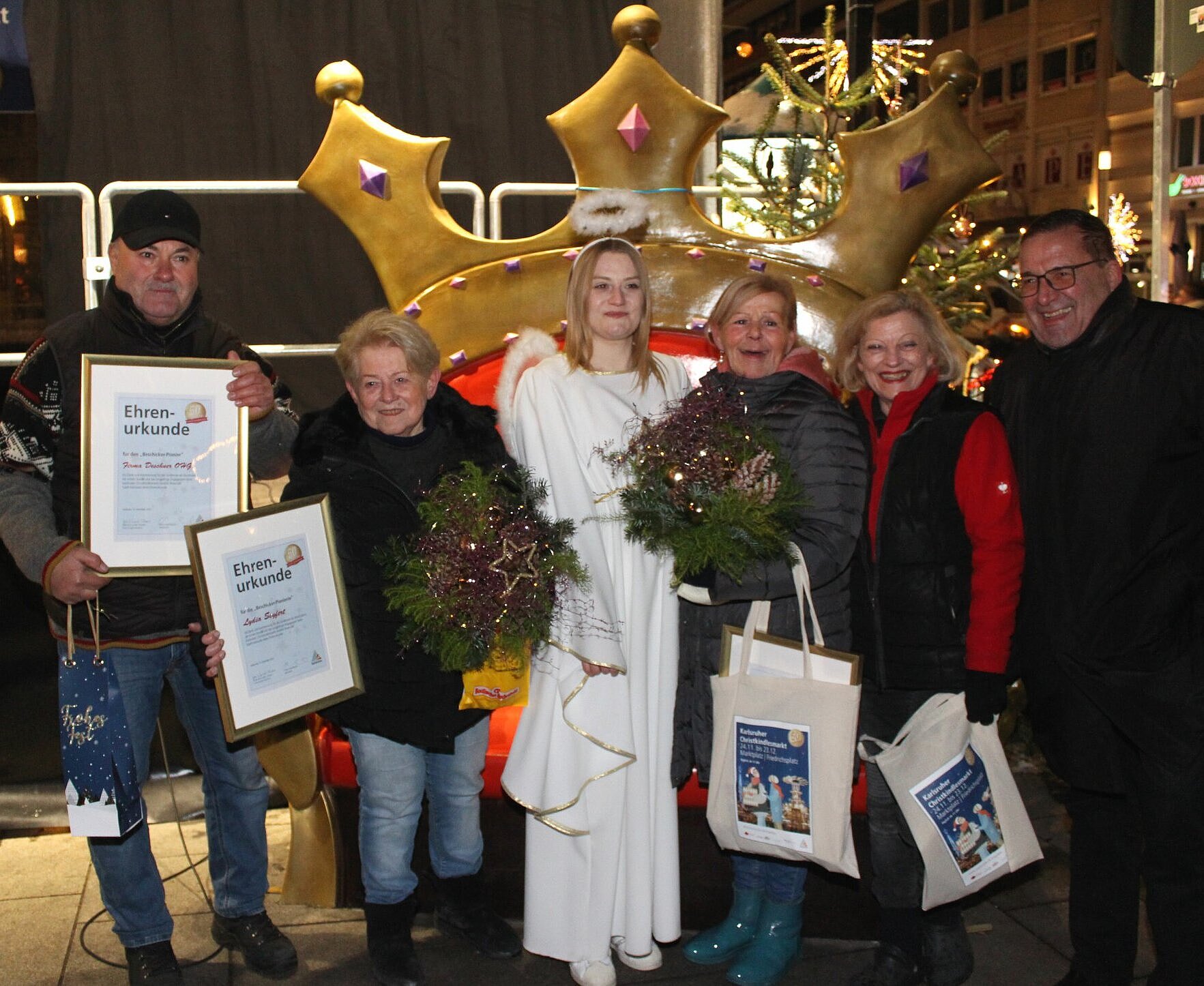Geehrt: Günther Kunz, Lydia Seyfert, Christkind Lena, Susanne Filder, Jutta Seyfert und Armin Baumbusch (v.l.).