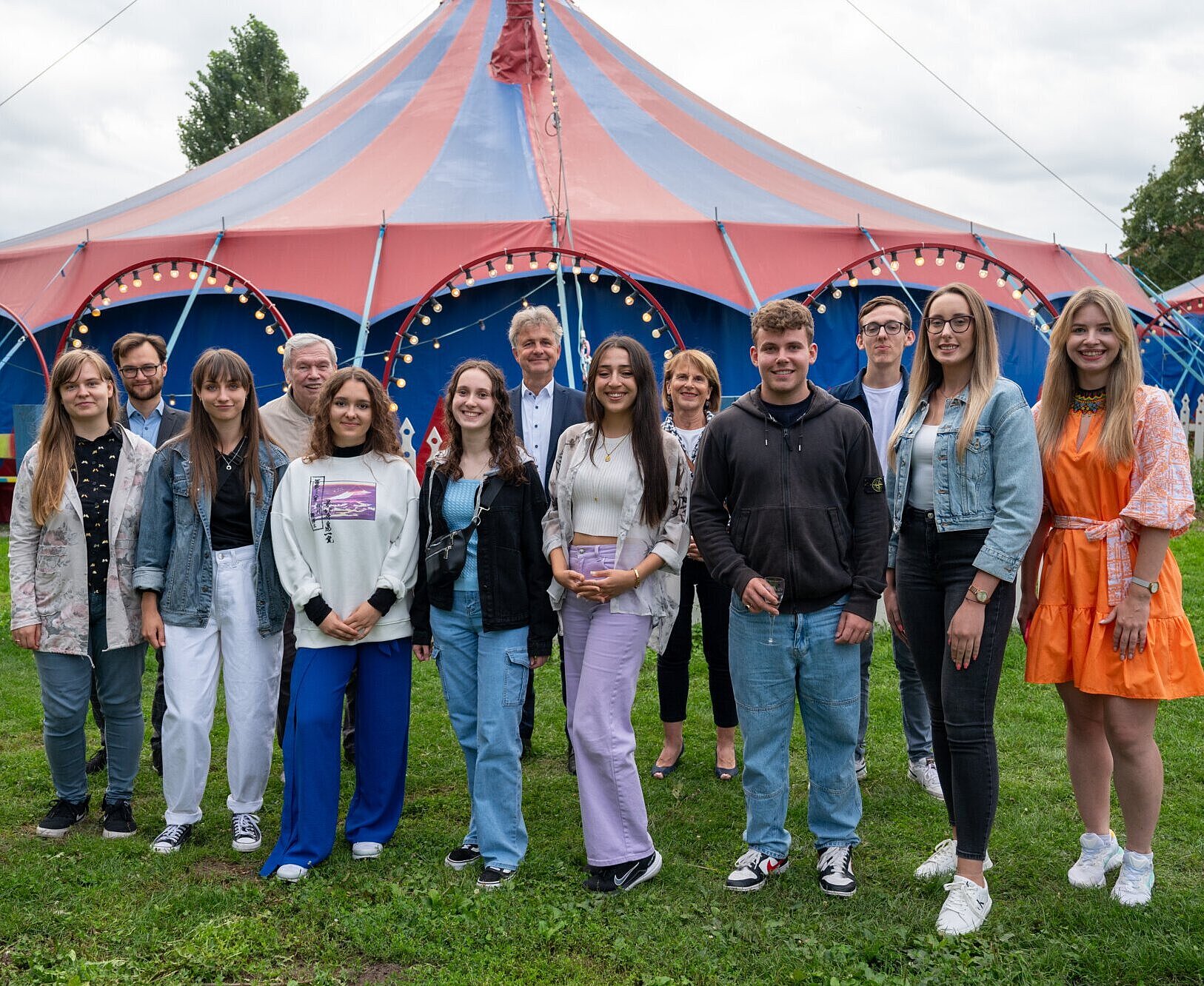 Sommerpraktikantinnen, Stadtrat Aljoscha Löffler, Evelyn Berdeaaux, Dr. Frank Mentrup vor dem Zirkus Maccaroni