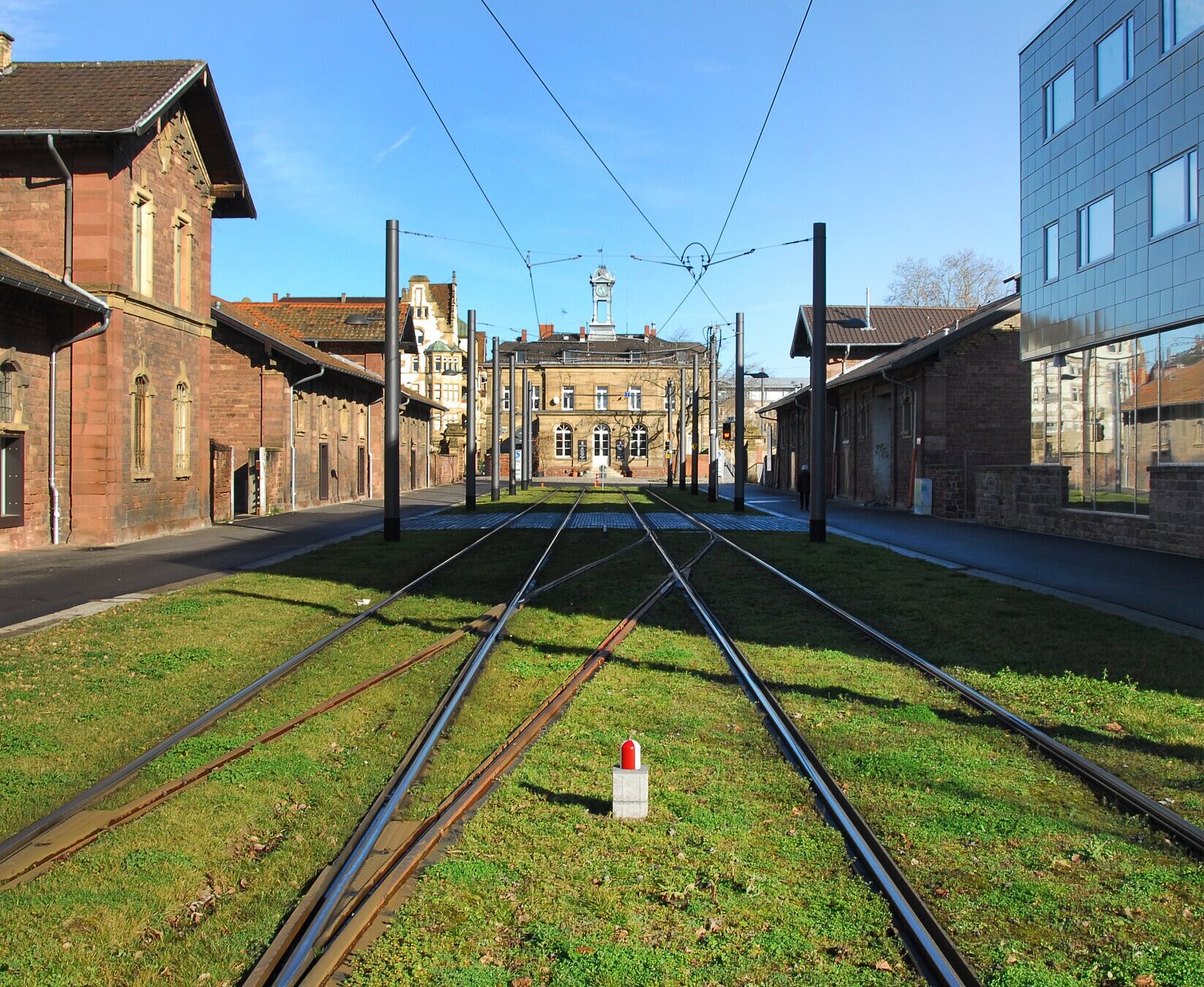 Bahnschienen gabeln sich.