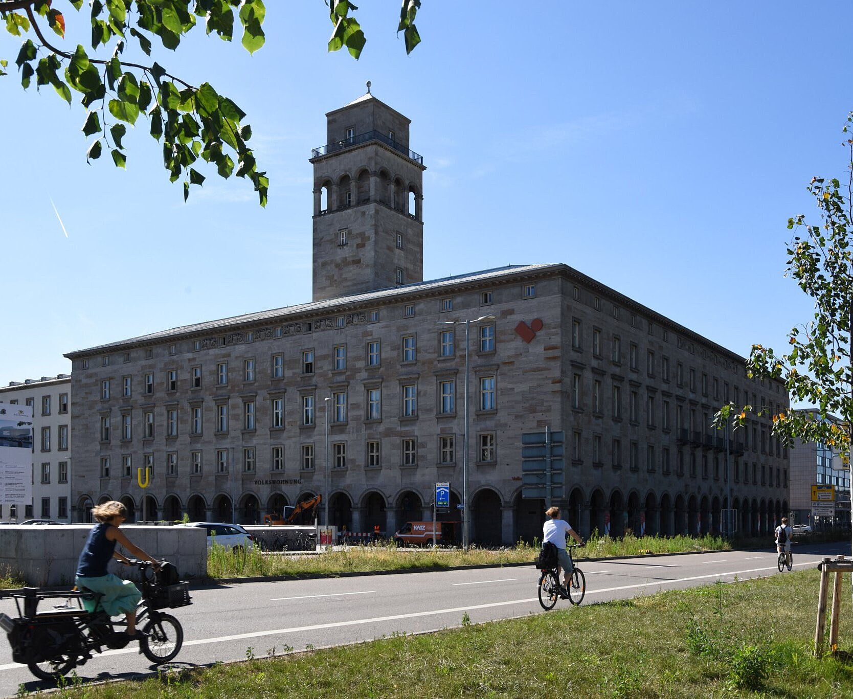 Außenansicht der Volkswohnung von  der Kreuzung Kriegstraße/ Ettlinger Tor aus