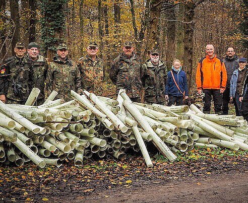 Viele helfende Hände: Nach gut zwei Stunden lagen die Plastikhüllen am Wegrand bereit zum Abtransport.